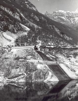 abbattuto solo nel 1997); Costruzione di una stazione pompaggio (2m 3 /s) per abbassare il livello del lago sino