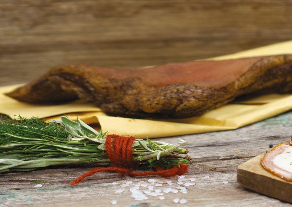 Cod: 609185 Roll di Pollo alle Erbe con Pancetta Arrosto di petti di pollo insaporito con basilico e prezzemolo, fasciato con pancetta all esterno, cotto al forno e confezionato sottovuoto.