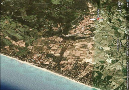 Badesi è caratterizzata da una vasta spiaggia di 8 km, dotata di tutti i servizi turistici e da un paesaggio granitico, inconfondibile, dai toni rossicci addolciti dagli splendidi riflessi di un mare