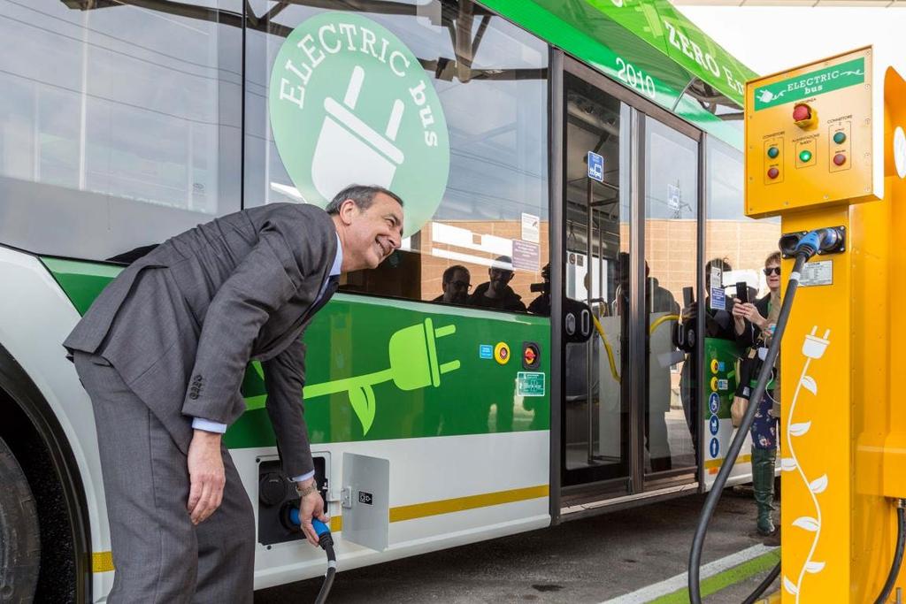 IL BUS NEI QUARTIERI Un nuovissimo autobus elettrico, recentemente inserito nella flotta ATM, raggiungerà alcune piazze più esterne di Milano per coinvolgere i cittadini in un quiz e valutarne le