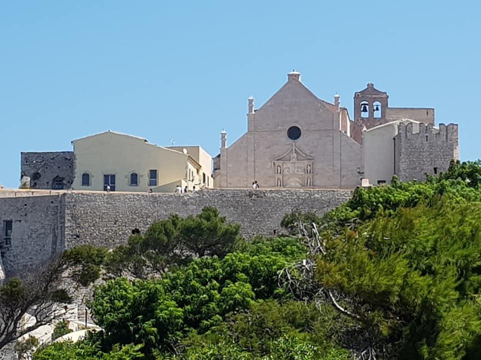 indimenticabile. Dopo la salita all'arroccamento della fortezza, ecco la splendida abbazia di santa Maria che si staglia nel cielo azzurro.