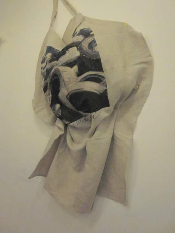 Stefania Alba, Art Apron con dipinto di Andrea Mancini Donne