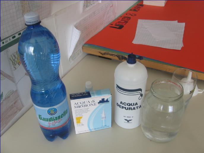 L ACQUA E LE ACQUE Definizione collettiva L acqua è una sola: l acqua distillata ( Marcello, Jacopo, Miky) Tutte le altre acque sono soluzioni (Aurora C.