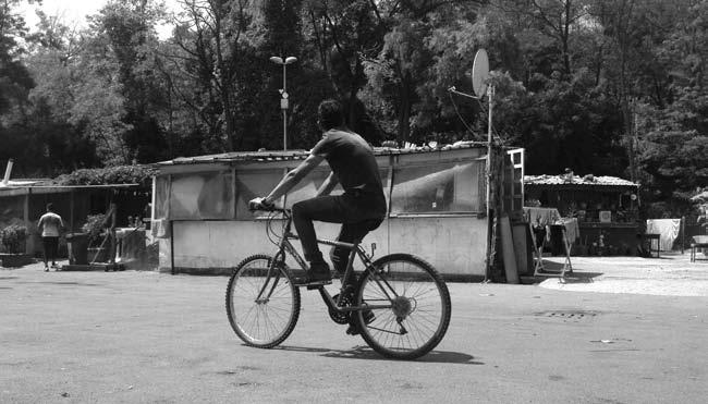Un adolescente in bicicletta