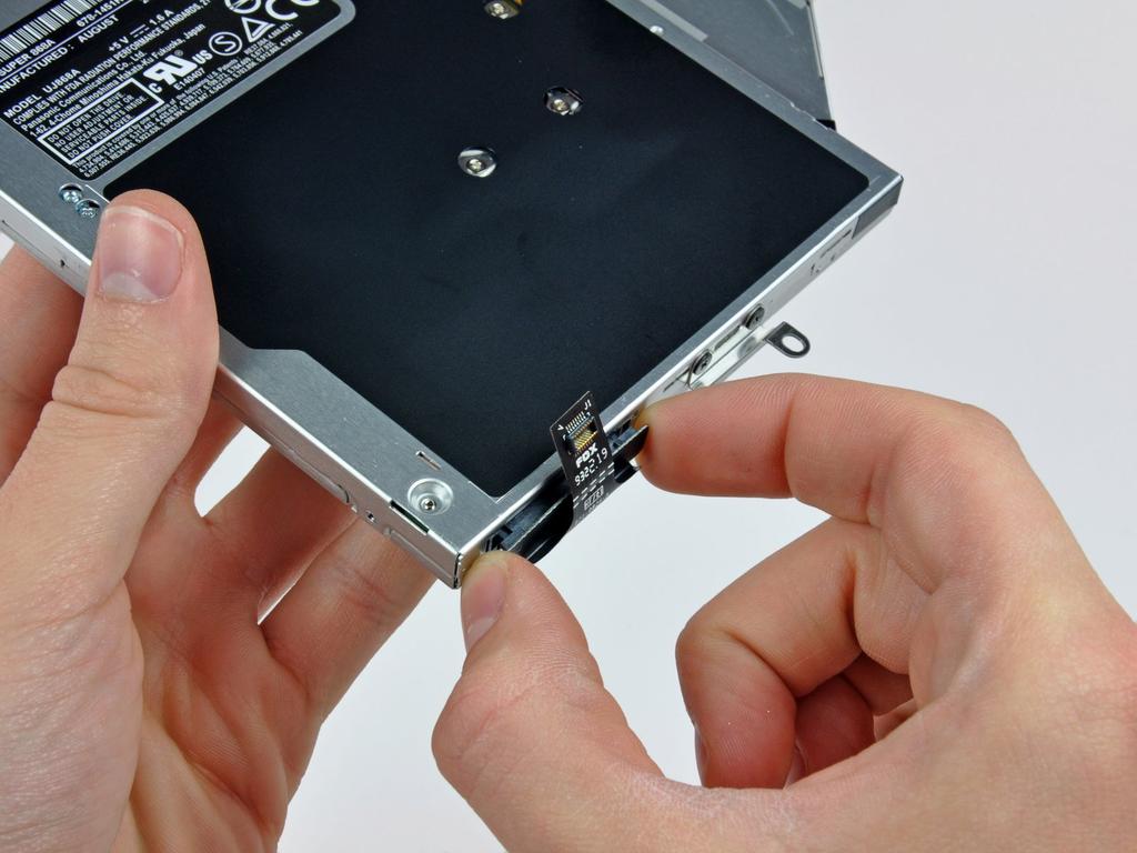 Passo 13 Sostituzione dell'unità ottica del MacBook Pro Unibody da 15", versione metà 2010 Pull the optical drive cable out of