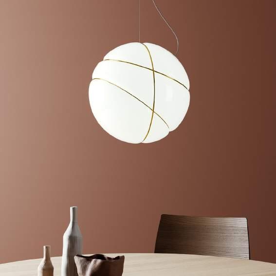 La collezione Armilla è disponibile con un diametro di 36cm e nella versione a sospensione e lampada da tavolo.