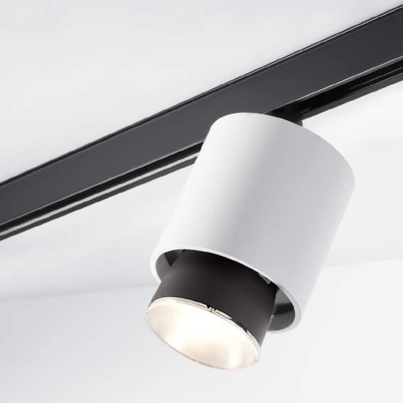 La famiglia di proiettori Claque è composta da diverse tipologie di lampade: sospensione, soffitto, incasso e su binario. Le sospensioni sono disponibili in diverse lunghezze.