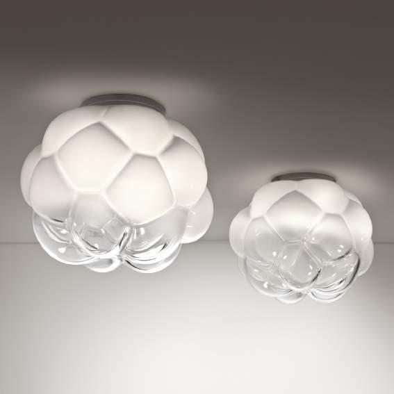 La collezione si compone di sospensioni e lampade da soffitto in due diverse dimensioni, da utilizzare per ambienti interni.