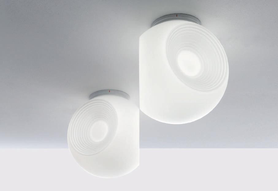 La collezione Eyes è costituita da una sospensione, una lampada da soffitto e una lampade da tavolo per ambienti interni, disponibili in due varianti di colori: vetro soffiato trasparente e vetro