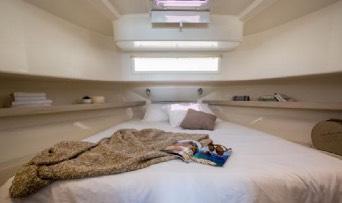 HORIZON 3**** POSTI LETTO 6+ Persone 8 / 3 cabine 6 + salone +3 bagni Dimensioni: 13.5 m x 4.35 m Doppio posto di pilotaggio.