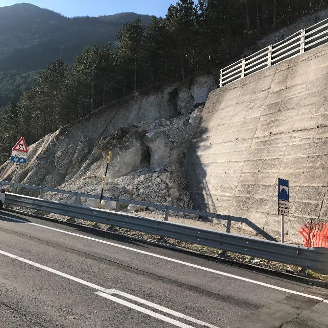 sulla strada statale 685 delle Tre Valli Umbre che sulla viabilità provinciale.