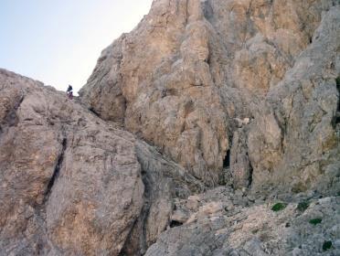 un po un fastidio perché si è costretti, per un tratto non brevissimo, a procedere quasi carponi se si vuole rimanere