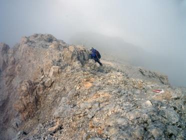 Procediamo su roccette di I grado ancora per circa 15 minuti fino ad arrivare alla cima della Vetta