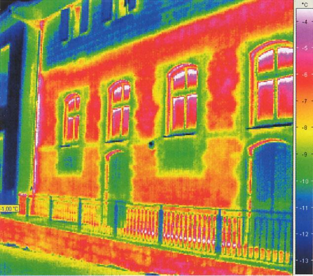 Termografia di un edificio parzialmente riqualificato dominante rossa dispersioni termiche dominante blu, è stato posizionato uno strato di materiale coibente con tecnologia a cappotto che impedisce