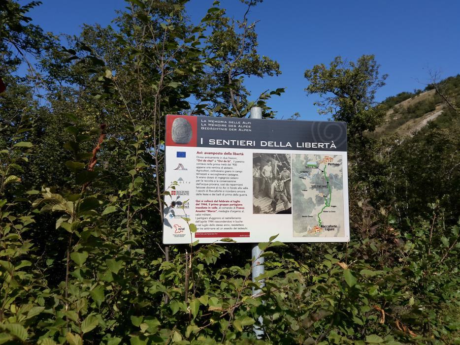 aspetti storici e geologici Avi, frazione disabitata del comune di Roccaforte Ligure dal 1953, a 610 m di altitudine, rappresenta il classico esempio di paese fantasma; appellativo alla moda oggi ma
