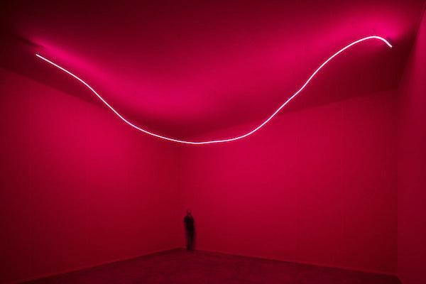 Fontana, Struttura al neon per la IX Triennale di Milano, 1951/2017, veduta dell installazione in Pirelli HangarBicocca, Milano, 2017. Courtesy Pirelli HangarBicocca, Milano. Fondazione Fontana.