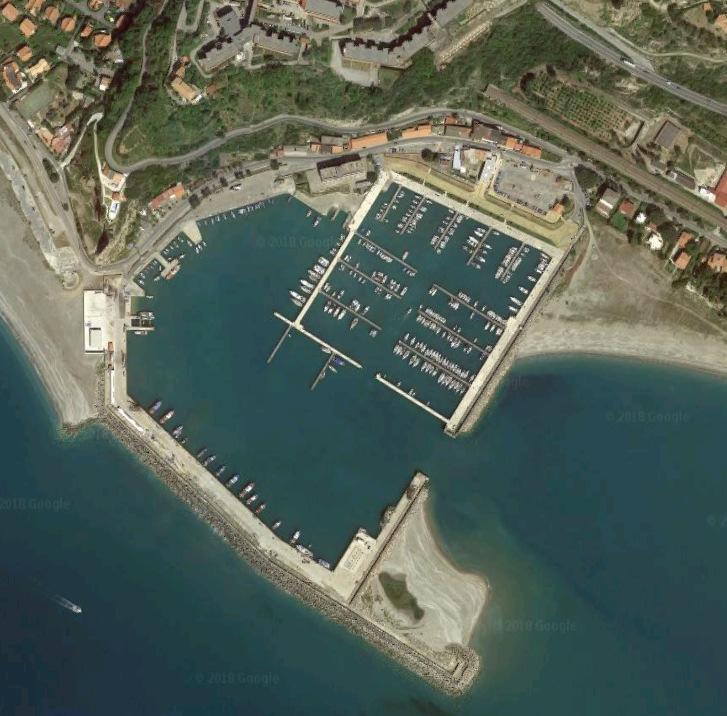 PREMESSA Il Comune di Cetraro, in riferimento alla procedura aperta per l affidamento del servizio relativo alla nautica da diporto nel porto di Cetraro, ha redatto un progetto contenente: a) la