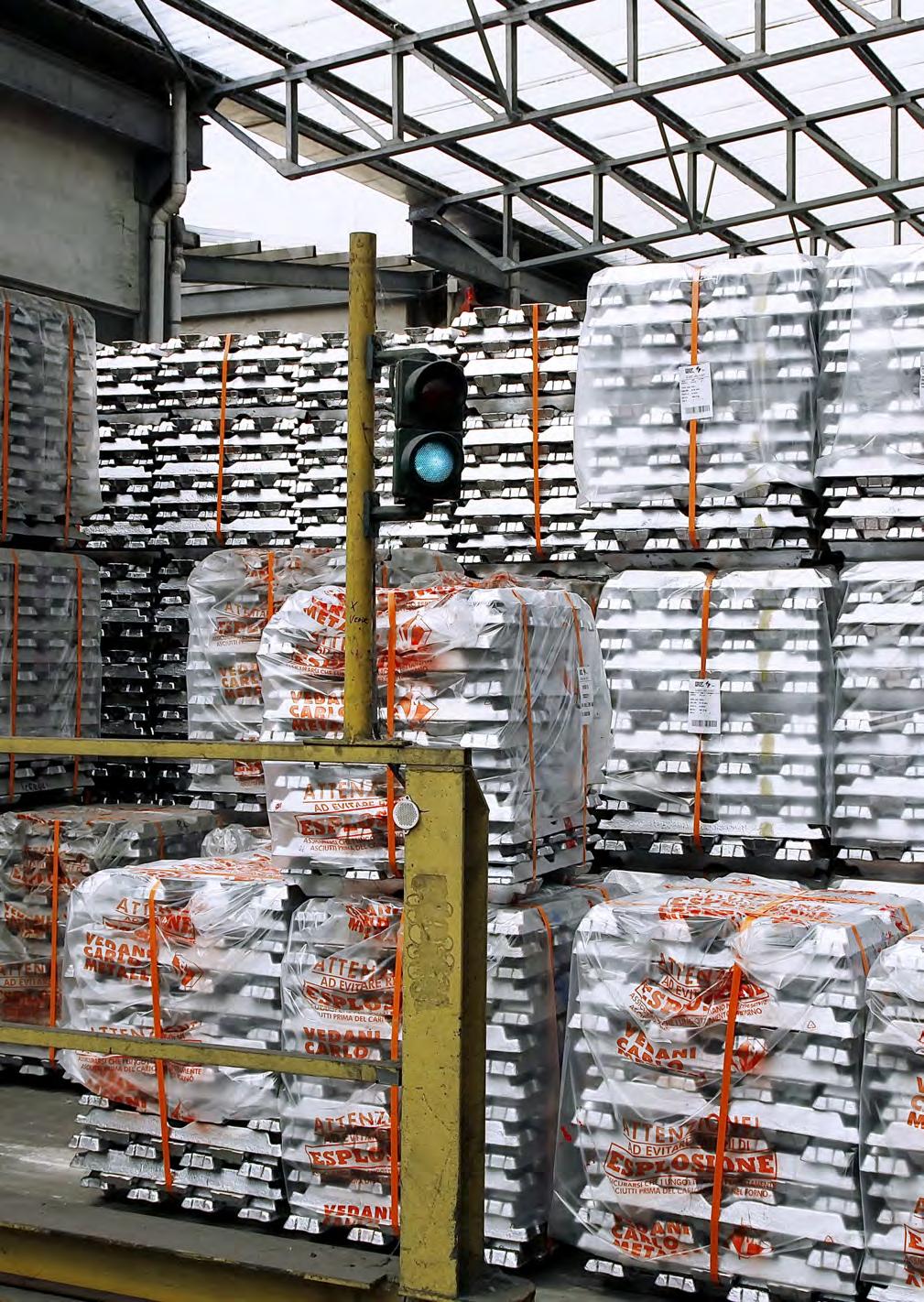 L INDUSTRIA DEL RICICLO Gli imballaggi in alluminio, riconoscibili dal marchio AL oppure ALU, dopo la raccolta vengono avviati da CIAL in una delle 12 fonderie presenti sul territorio nazionale.