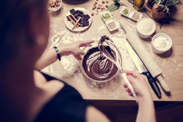 pasto con le mani e quando sarà abbastanza compatto, aggiungete le mandorle.