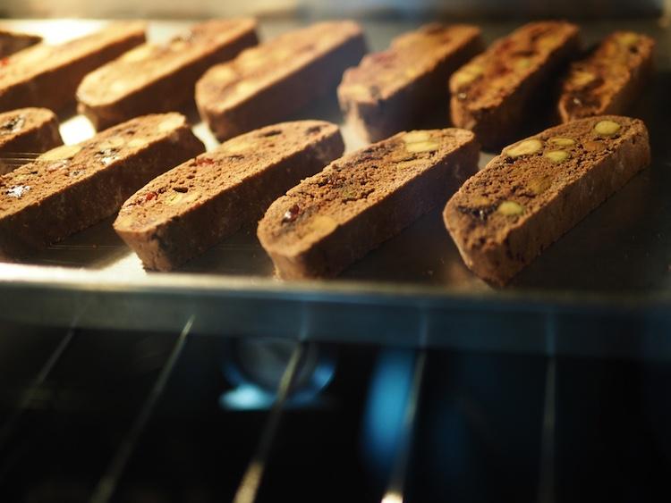 Quando saranno belli tostati, allora i vostri cantucci toscani al cioccolato saranno pronti da essere gustati!