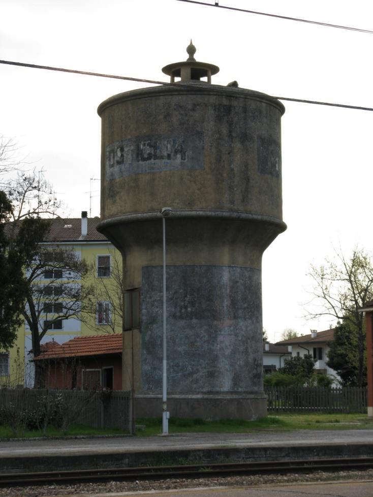 Foto degli anni 80 della torre dell acqua situata presso l ex fermata ferroviaria di Ostiglia.