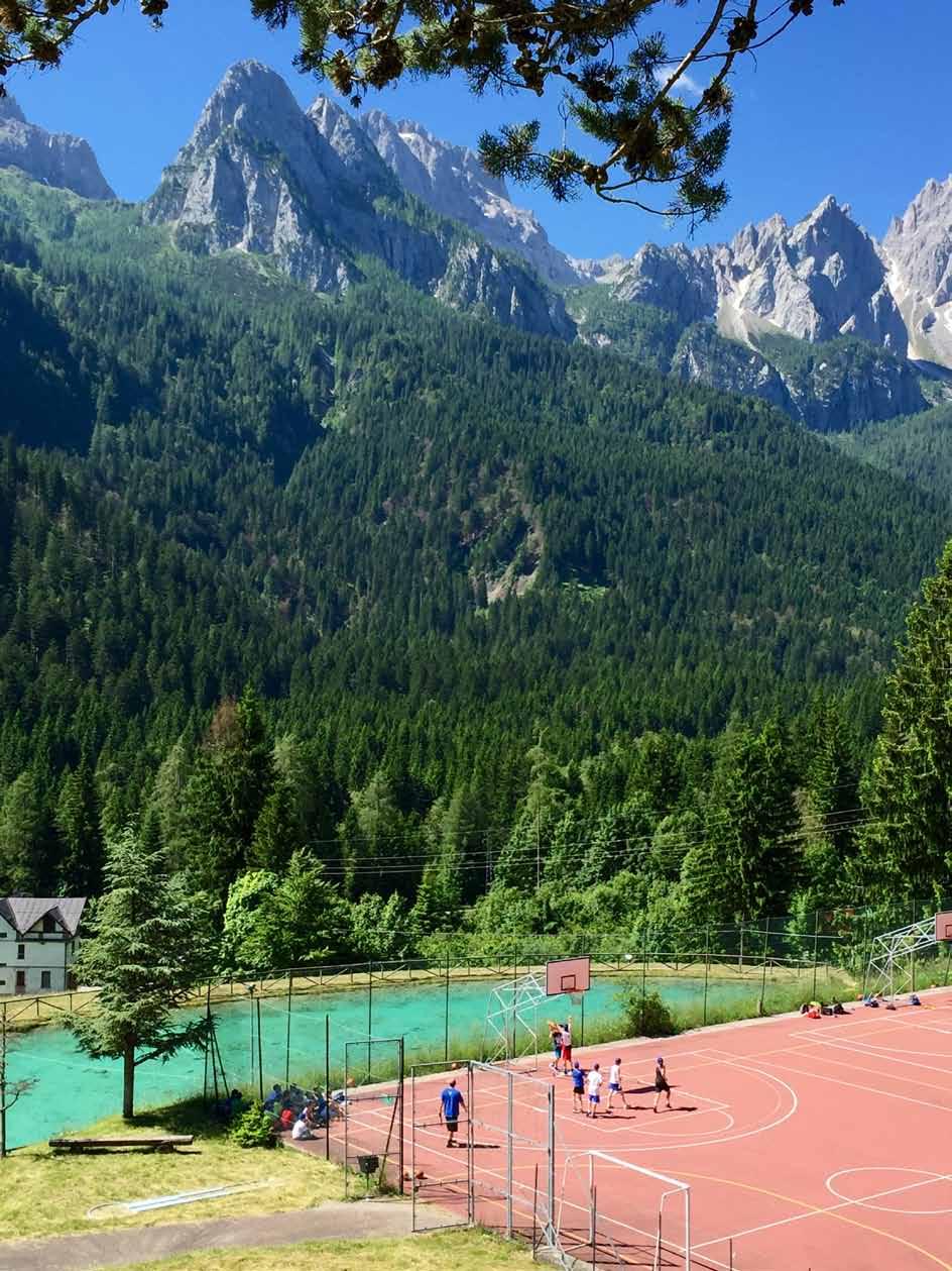 La bellezza delle Dolomiti Pesarine fa da cornice alle 3 strutture ricettive da circa 1.000 posti letto che si ergono in posizione soleggiata tra prati e torrenti.