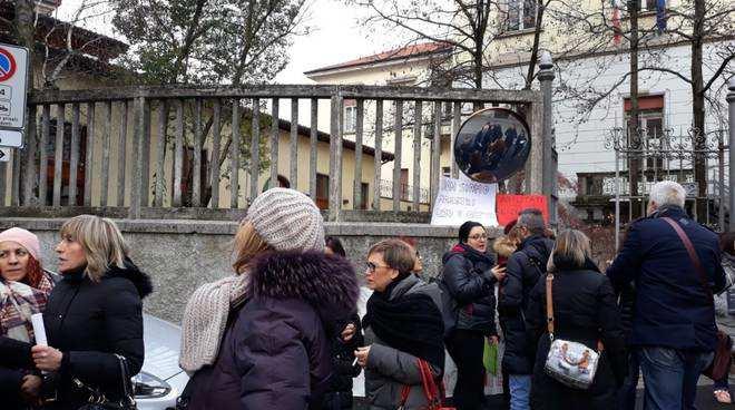 BERGAMO Protestano i docenti per la sentenza sui Diplomati : mille posti a rischio Nella mattina di giovedì 4 gennaio, un centinaio di loro ha presidiato il Provveditorato di via Pradello Sono circa