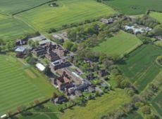 Inghilterra - Lord Wandsworth College Surrey 11 > 16 anni Località Lord Wandsworth College Surrey/Hampshire 1 ora da Londra Età 11 > 16 anni Alloggio In