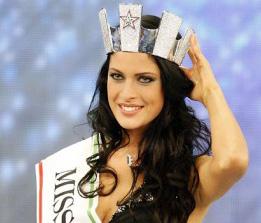 A sfilare le aspiranti Miss Italia della nostra regione/provincia e la vincitrice, se arrivasse in finale potrebbe presentarsi come Miss Milano