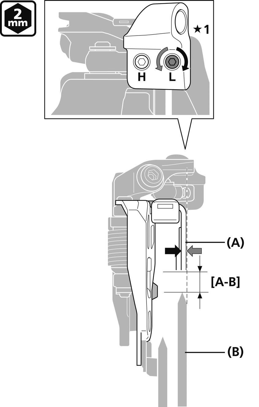 INSTALLAZIONE 2. Regolare il perno di regolazione inferiore e allineare la porzione piatta della piastrina esterna del guidacatena parallelamente alla superficie piatta della corona più grande.