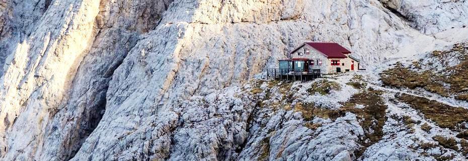 Le sue dotazioni sono: Acqua corrente proveniente dal Ghiacciaio del Calderone. Telefono con ponte radio Energia elettrica fornita da impianto fotovoltaico. Riscaldamento a gas.