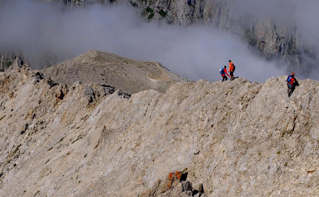 360, ore 1, E. Si prende il percorso delle Scalette e, per buon sentiero, che presenta solo un breve tratto esposto e attrezzato, si giunge al Rifugio Franchetti. Dislivello m. 420, ore 1.