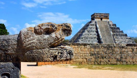 Van privato 15 posti Prima tappa Tulum, visita al sito archeologico, e quasi obbligatorio un bagno nelle