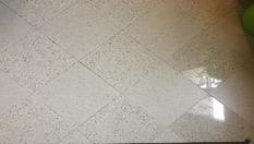 Pavimenti Soggiorno e cucina: piastrelle in gres porcellanato 30x30, posate in diagonale,