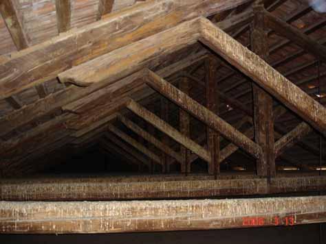 La copertura è stata realizzata al di sopra del terzo impalcato con capriate del tipo palladiano alla lombarda, in legno massello, fatta eccezione per le quattro capriate angolari che hanno una
