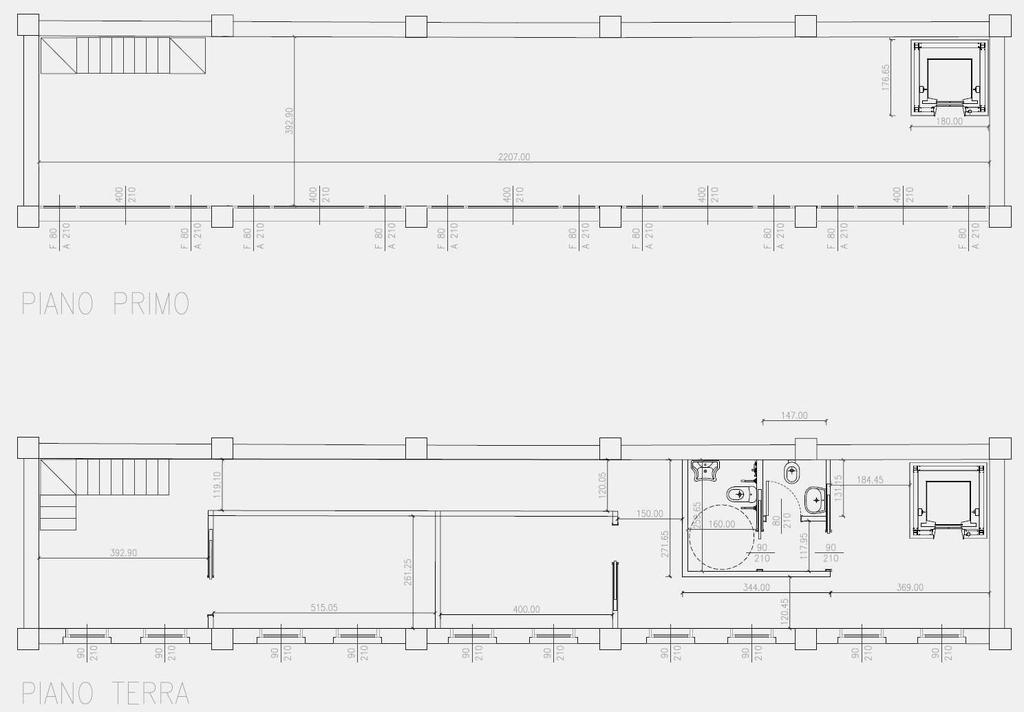 8/12 in grigliato di mattoni, il tetto ha una struttura in legno a vista e piano di copertura in coppi.