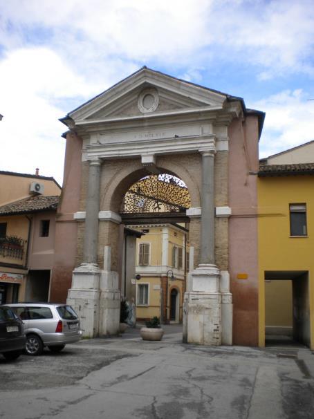 Porta Sisi Situata in fondo a Via Mazzini, era uno dei due ingressi principali della città.