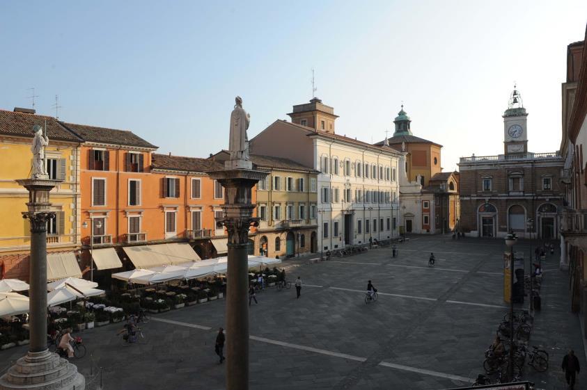 Piazza del Popolo Realizzata dai veneziani, prendendo spunto da Piazza San Marco vi furono collocate due colonne, inizialmente