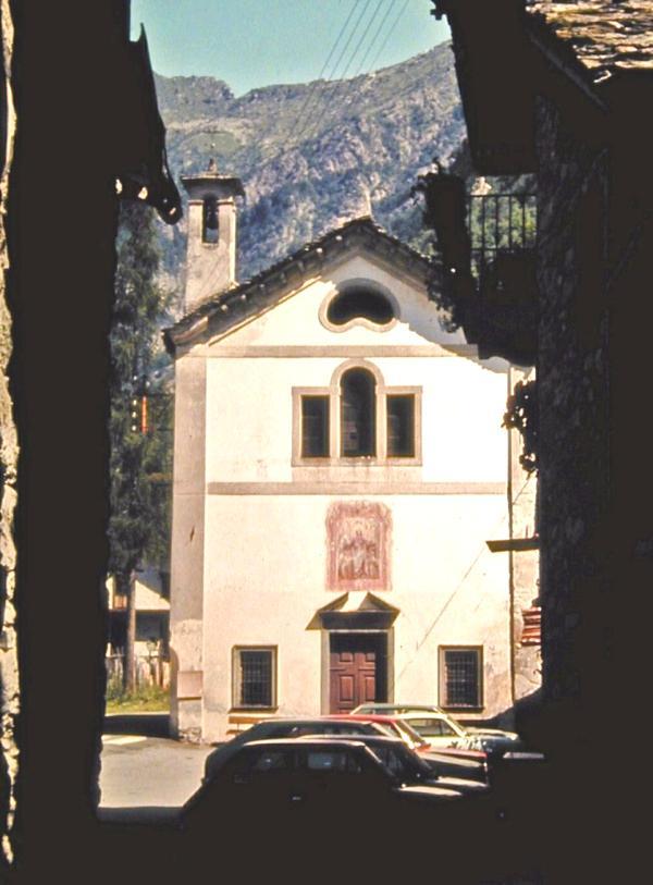 L'edificio è situato all'estremo nord della frazione Avigi, là dove la strada prosegue verso Mollia.