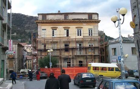 δ Lauria, 1998 Edificio fuori piombo per deformazione del terreno Diminuzione delle