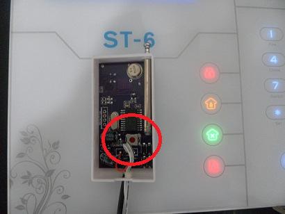 In questo modo la sirena entra nella modalità programmazione e se l operazione è stata eseguita correttamente rimangono accesi i primi 2 leds a sinistra come in