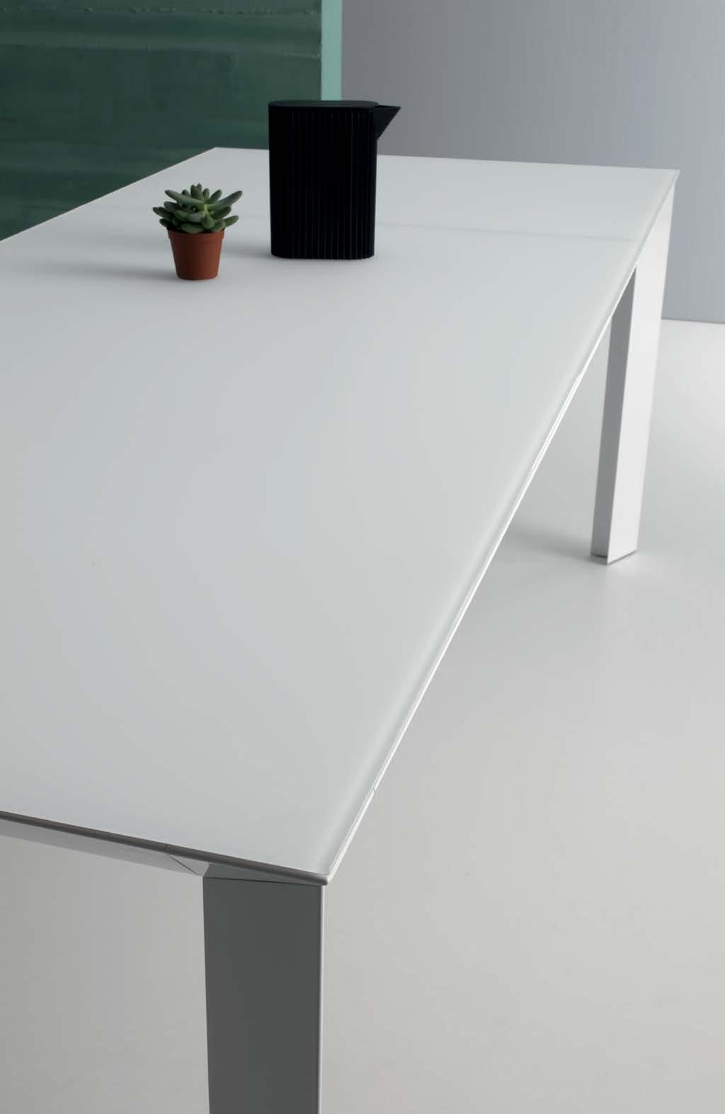 In this page: details of Diamante top and extension table with the Glue Point system, which consist in gluing a 6 mm thick top tempered glass or ceramic on an underneath panel 12 mm