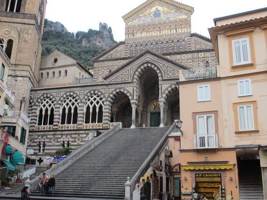 La cattedrale di Amalfi fu costruita nel x secolo, poi molto rimaneggiata