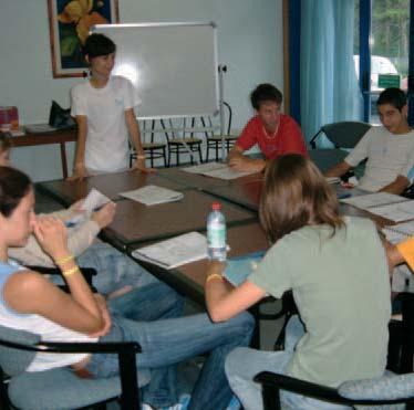 di bagnini qualificati presso tutte le piscine e sulla spiaggia Assicurazione medica e furto bagagli inclusa nella quota CORSI D INGLESE O ITALIANO Scelta della lingua: Lo studente italiano studia l