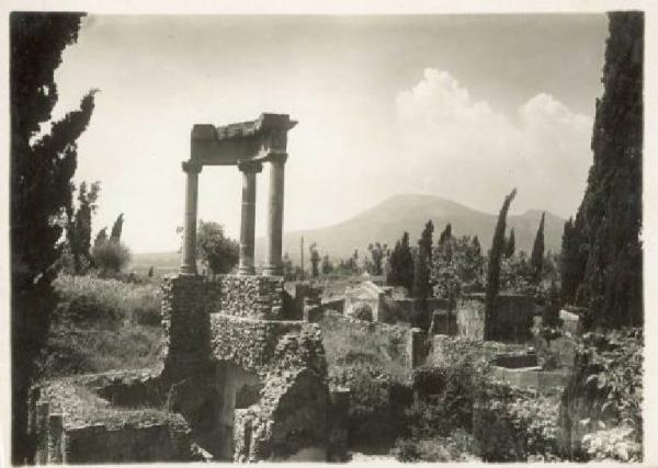 Sito archeologico - Pompei - Mausoleo degli Istacidi e esedra funeraria di Mamia Non identificato Link risorsa: http://www.