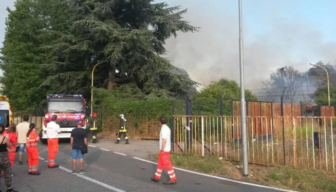 PREGNANA MILANESE - Violento rogo a Pregnana. L'incendio è divampato in via Olivetti poco dopo le 18.30 e in breve le fiamme hanno divorato un capannone.