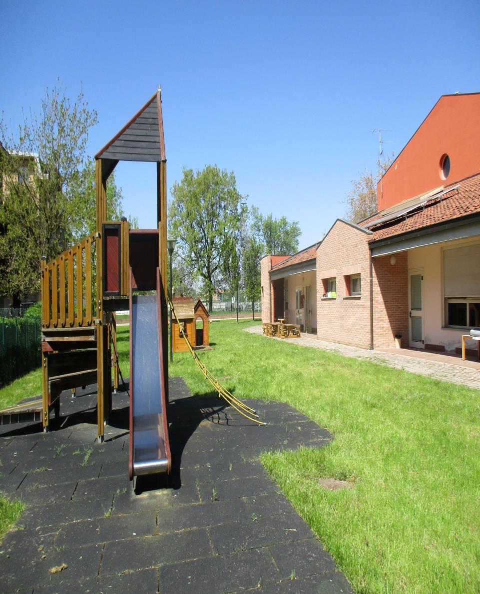 La scuola esternamente è dotata di un giardino che la circonda