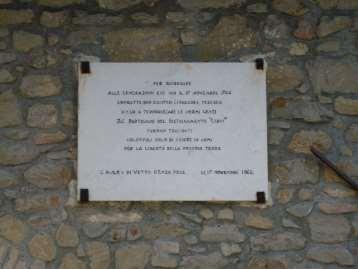 Ai Caduti Partigiani nell'eccidio di Trattasi di una lapide in marmo commissionata dall'anpi e scoperta il 17 novembre 1946.