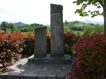 Ai Caduti Il monumento è formato da due steli in pietra: nella prima sono incisi i nomi dei caduti nelle due guerre, nella seconda troviamo un bassorilievo con iscrizione raffigurante un fucile ed un