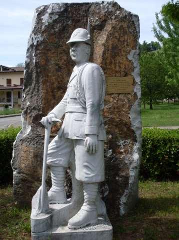 Agli Alpini Caduti per la Pace Il monumento è costituito dalla figura di un alpino in marmo bianco con in mano un piccone.